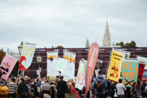 Mehr über den Artikel erfahren FAH­NENMEER BEIM 8. KLIMASTREIK