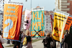 Mehr über den Artikel erfahren Artists For Future mit dem Fah­nenmeer am Klimastreik