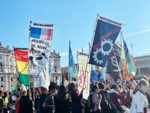 Mehr über den Artikel erfahren A4F mit dem Fah­nenmeer am Klimastreik